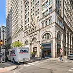 Charming Home In Heart Of City With King Size Bed!