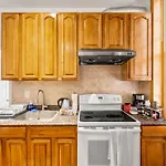 Charming Home In Heart Of City With King Size Bed!