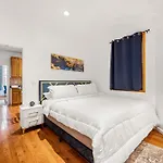 Charming Home In Heart Of City With King Size Bed!